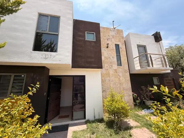 Casa en esquina. En venta. En privada. 3 recámaras. Estudio en planta baja.