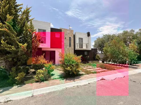 HERMOSA CASA EN ESQUINA Y EN PRIVADA DENTRO DEL FRACCIONAMIENTO "PASEOS DE LA PRADERA"