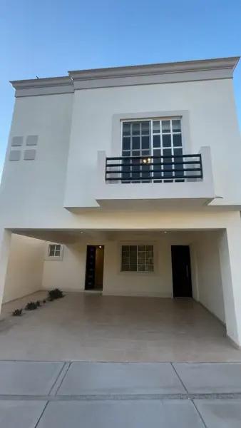 Excelente casa con excedente frente a area verde en Ampliacion Senderos