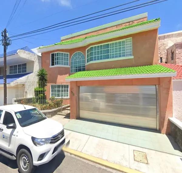Venta de Casa en Costa de Oro, Boca del Río con Espacios Amplios y Servicios Completos