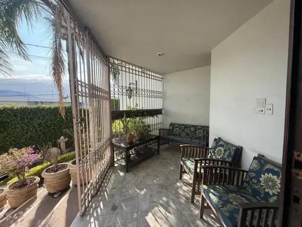 ESPECTACULAR RESIDENCIA en esquina con casa de huéspedes independiente!! Col. Guadalupe