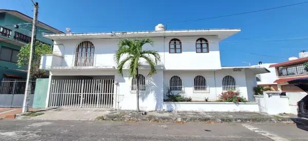 VENDO CASA EN ESQUINA Y CERCA DEL PARQUE