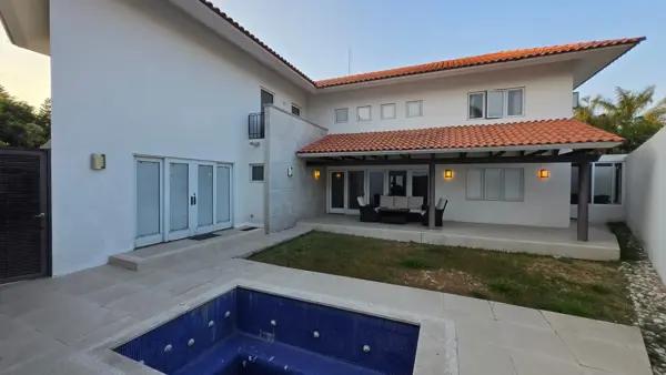Casa en renta y venta en Campestre Celaya con alberca, Celaya, Guanajuato