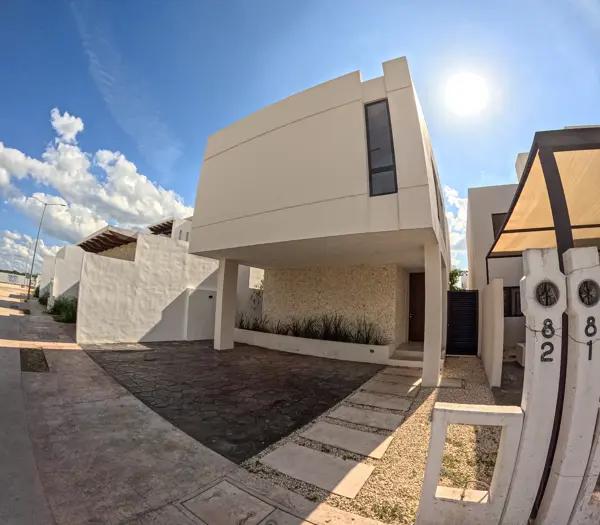 Casa en venta  dentro de la privada xcanatun en la zona de gran san pedro cholul