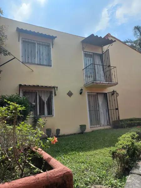 Casa en condominio con alberca y jardín privado, zona norte.. Vigilancia