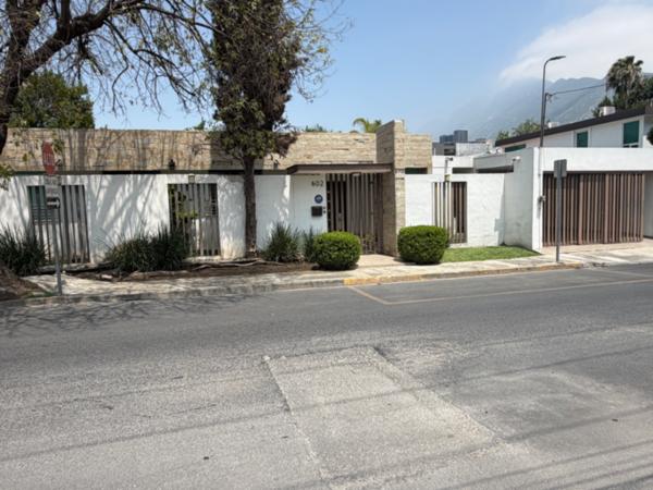 Casa en Venta de una planta en Del Valle, San Pedro Garza García - Amplia y Cómoda