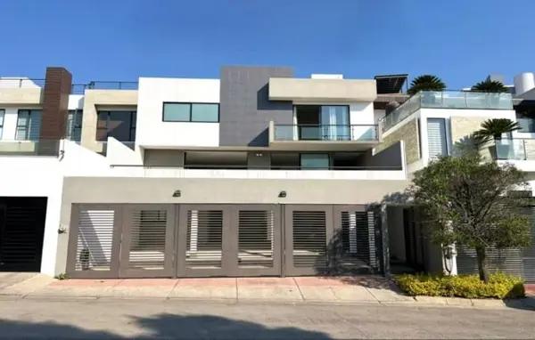 Residencia de Lujo en Lomas Verdes | 450 m² de Exclusividad a Precio de Oportunidad-JH