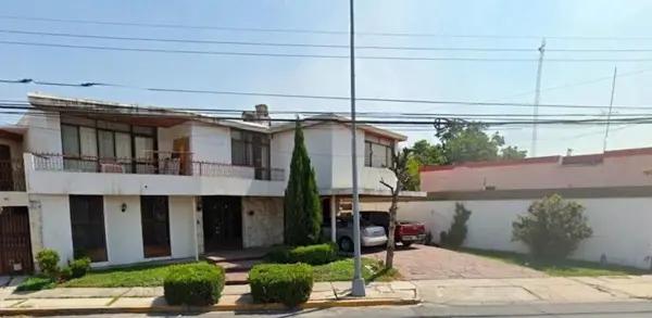 Amplia Casa en Venta en Chepevera,  ubicada en avenida.