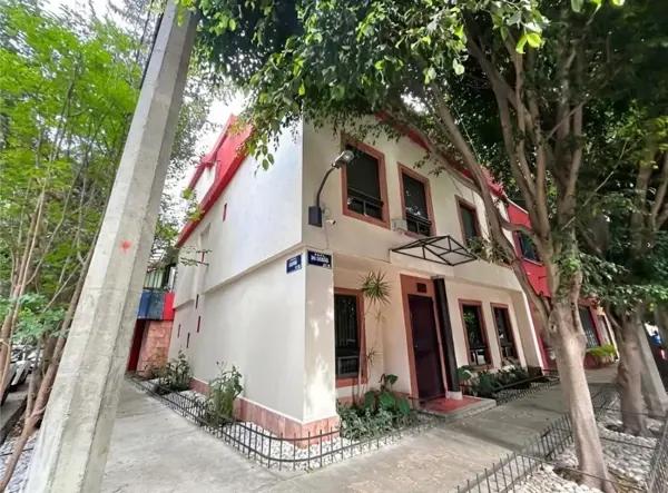 Casa con uso de suelo para oficinas en la colonia Nochebuena