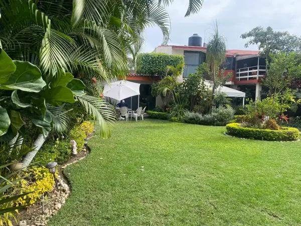 Excelente casa amplia para familia grande. Vigilancia. Jardin alberca