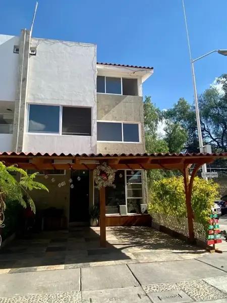 CASA EN VENTA EN FRACCIONAMIENTO REAL CAYETANA, CON 3 REACAMARAS CADA UNA CON SU BAÑO PROPIO.