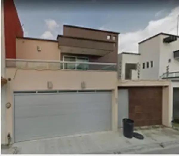 Venta de  Casa en Balcones de Jalapa, Xalapa: Amplia Propiedad con Accesibilidad y Seguridad
