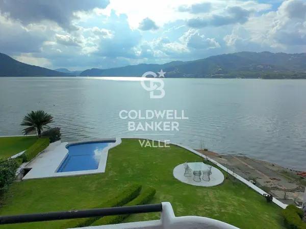 VENTA/RENTA DE CASA CON VISTA AL LAGO EN VALLE DE BRAVO VENTA/RENTA DE CASA CON VISTA AL LAGO EN VALLE DE BRAVO