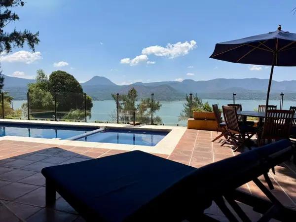 RENTA DE CASA CON VISTA AL LAGO EN VALLE DE BRAVO RENTA DE CASA CON VISTA AL LAGO EN VALLE DE BRAVO