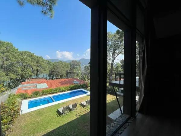 CASA EN RENTA CON VISTA AL LAGO EN AVÁNDARO