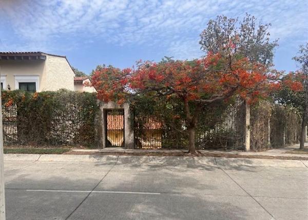Terreno con terraza en venta en Bugambilias, 2da sección