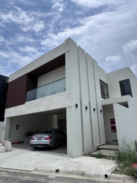 Casa en Venta en El Uro, Monterrey: Privada con Vigilancia y Comodidades Casa en Venta en El Uro, Monterrey: Privada con Vigilancia y Comodidades