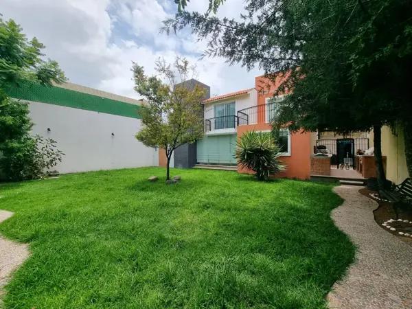 CASA EN VENTA CON GRAN JARDÍN EN COLONIAL SANTA FE JUAN C. DORIA