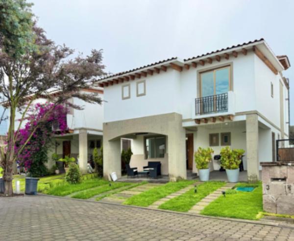 Casa en Venta en Metepec - Amplia y en Comunidad Cerrada