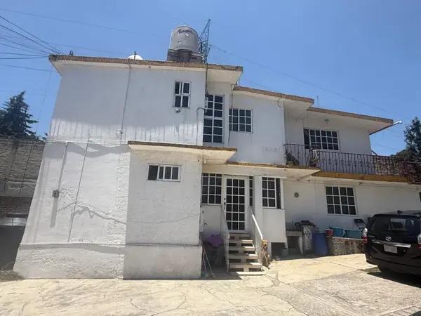 Casa con gran potencial ya sea para habitar o para invertir, por su amplio terreno.