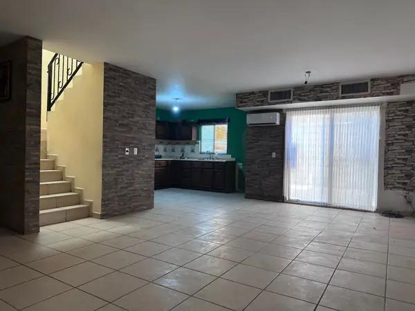Casa en Villa Romana con cochera para dos autos y espacios para uso familiar. Casa en Villa Romana con cochera para dos autos y espacios para uso familiar.