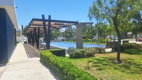 Casa en Venta en Valle Imperial, Zapopan: Amplia y Moderna con Roof Garden