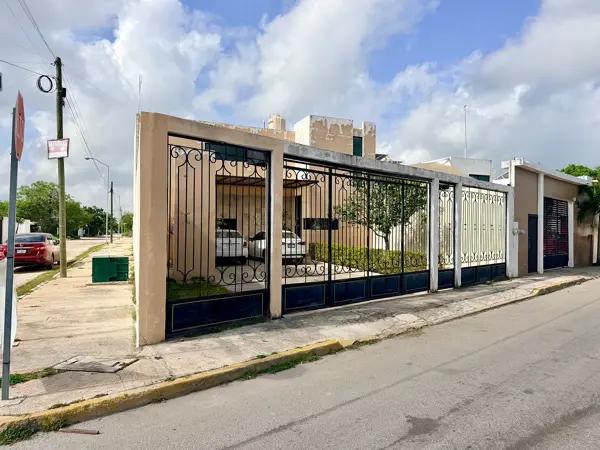 CASA EN VENTA EN ESQUINA DZITYA I CON 533 M2 DE TERRENO Y 3 HAB