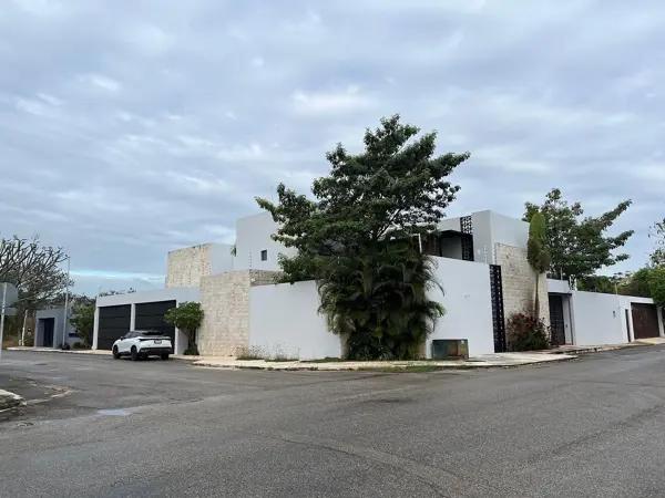 VENTA DE CASA DE DOS PLANTAS CON PANELES SOLARES EN TEMOZÓN