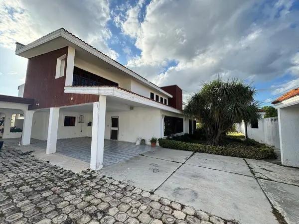 CASA EN VENTA DE 4 RECAMARAS, AMPLIO TERRENO Y ALBERCA