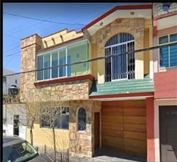 Venta de Casa en Oaxaca de Juárez con Amplios Espacios y Ubicación Estratégica