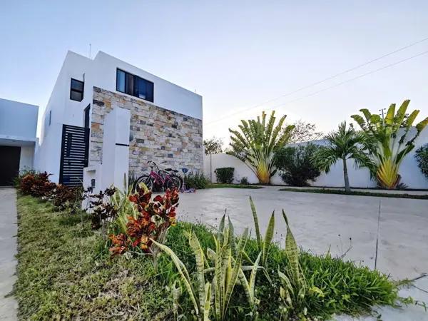 Casa de 3 recámaras (una en planta baja), alberca, gran terreno y en privada