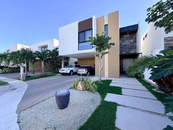 CASA EN VENTA EN PRIVADA EN CHOLUL I 3 HAB + ALBERCA