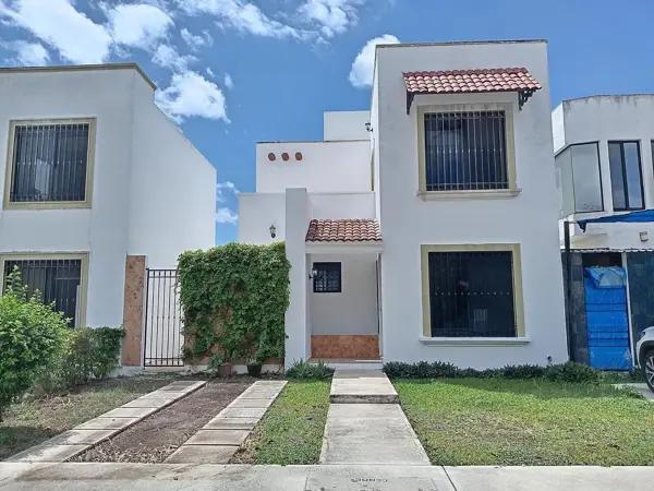 CASA FRENTE AL PARQUE EN GRAN SANTA FE