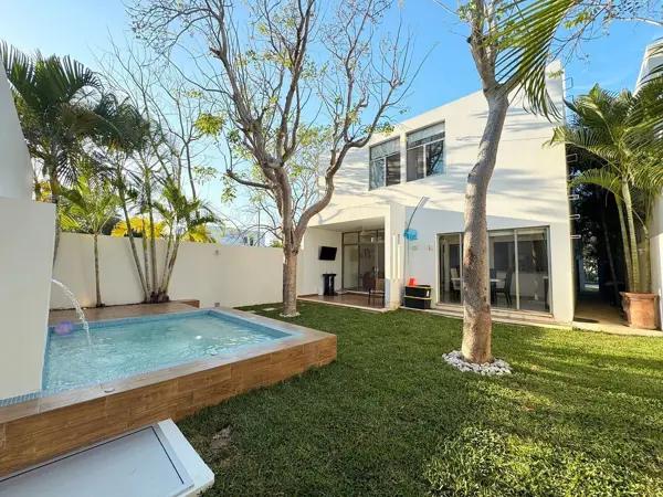 CASA EN VENTA EN PRIVADA EN PARQUE CENTRAL, NORTE DE MERIDA