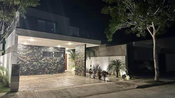 CASA EN PRIVADA EN CHOLUL I 3 HAB + CUARTO DE SERVICIO