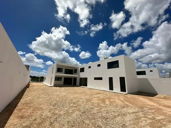 CASA EN VENTA CON TERRENO AMPLIO EN DZITYA