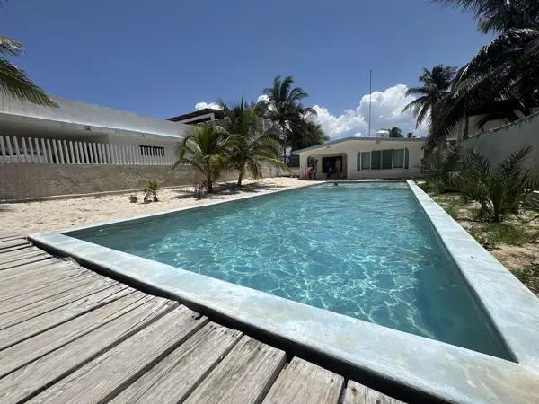 CASA EN VENTA FRENTE AL MAR EN CHELEM