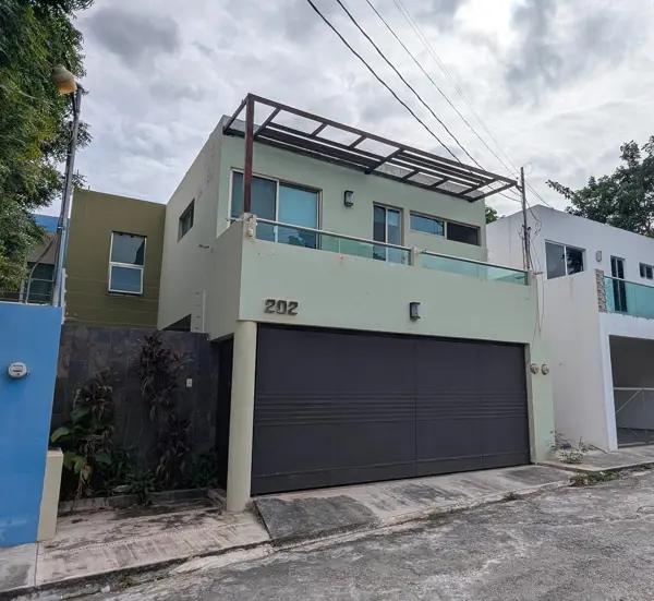 CASA EN VENTA I CERCA A MACROPLAZA CASA EN VENTA I CERCA A MACROPLAZA