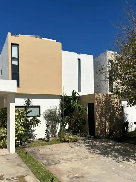 CASA EN VENTA UBICADA EN PRIVADA EN CONKAL