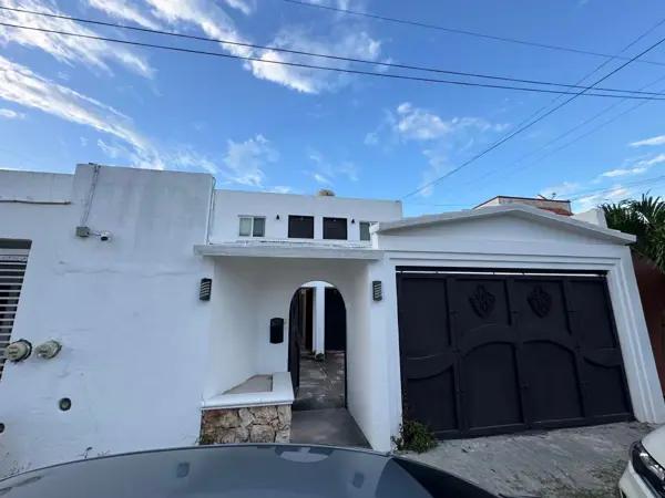 CASA EN VENTA CON OFICINAS Y ESTUDIOS EN FCO DE MONTEJO
