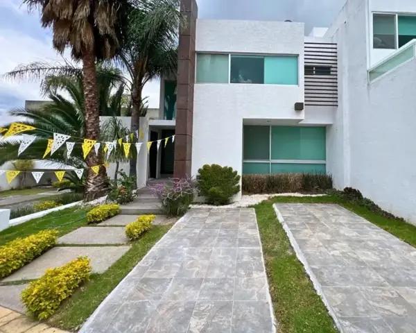 CASA EN VENA EN GRAN JARDÍN DE 3 NIVELES