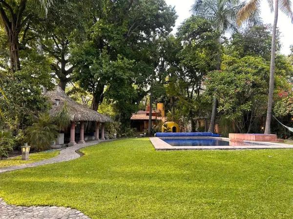 Casa en Xochitepec | Residencia de Un Nivel con Amplio Jardín, Alberca, Temazcal y Gran Potencial