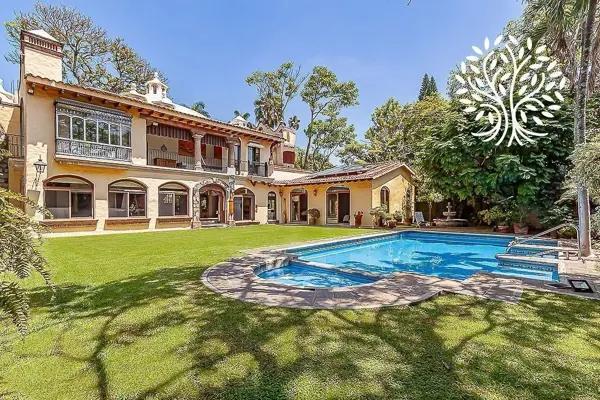 Casa Colonial en Acapantzingo | Residencia Inteligente con 7 Recámaras, Casa de Huéspedes y Alberca