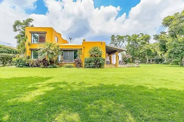 Casa en Poblado Acapatzingo | Residencia Colonial con Jardín, Paneles Solares y Amplios Espacios
