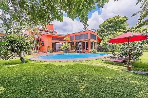 Casa en Acapatzingo | Oasis Privado con Jardín Espectacular, Alberca, Jacuzzi y Terraza Social Casa en Acapatzingo | Oasis Privado con Jardín Espectacular, Alberca, Jacuzzi y Terraza Social