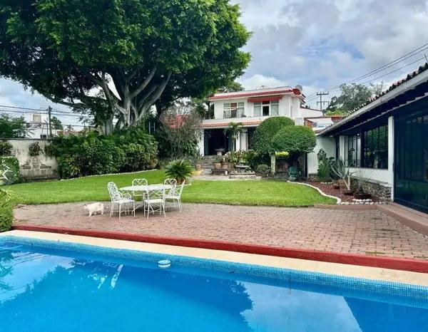 Casa en Lomas de Atzingo | 4 Viviendas Independientes, Jardín Espectacular y Alberca Climatizada