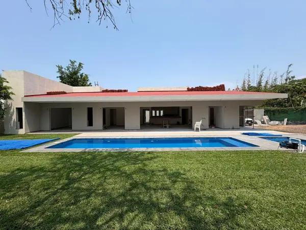 Casa en Real de Tezoyuca | Residencia de Un Nivel con Canal de Nado y Jardín Grande