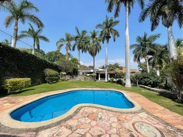 CASA CON GRAN TERRENO EN PALMIRA