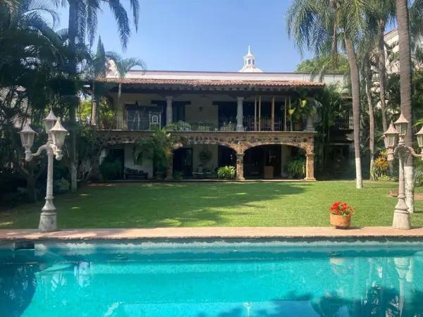 Casa en Club de Golf Tabachines | Residencia Colonial con Vista al Green, Alberca y Terraza