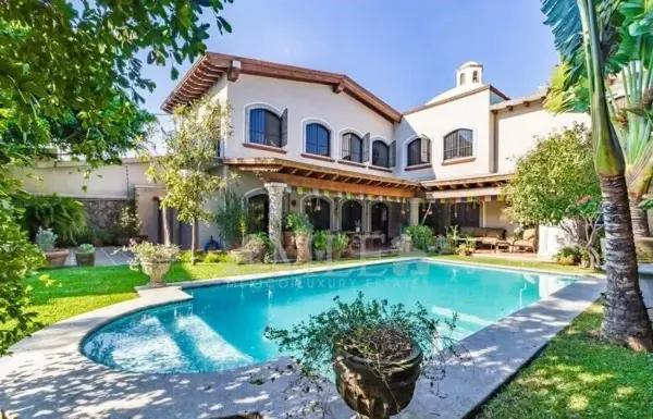 Casa en Reforma | Residencia Colonial con Bungalow, Jardín Amplio y Alberca Solar en Privada Segura Casa en Reforma | Residencia Colonial con Bungalow, Jardín Amplio y Alberca Solar en Privada Segura